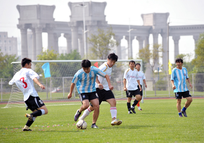 年仅15岁的叶诗文以2分08秒90的成绩勇夺女子200米混合泳冠军